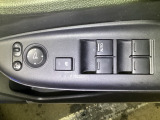 電動格納式リモコンドアミラーと、パワーウィンドウスイッチ等は運転席ドアにあります。