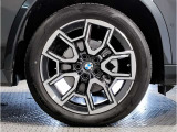 【BMWアロイホイル】軽量かつ強度に拘ったアロイホイル。走行性能ポテンシャルを引き出す設計。車の足元を引き締めてくれる大きなポイントはアロイホイルです。