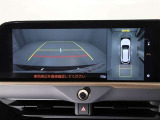 パノラミックビューモニターを装備。駐車場や交差点でクルマを真上から見るように周囲を確認できます。機能の詳細は販売店スタッフまでおたずねください。