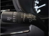 【オートワイパー機能】レバーをAUTOの位置にしているとき、レインセンサーが雨を感知すると、雨量に応じて、ワイパーが自動で作動します。