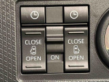 両側パワースライドドアウェルカムオープン機能 降車時にスイッチで予約しておけば、乗車時に電子カードキーを持ってクルマに近づくだけでパワースライドドアが自動でオープン♪
