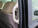 【センターピラーグリップ】お子様や年配の方がラクに乗り降りできるように、後部座席の乗車口には手すりがついています。