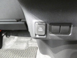 【便利な12V電源】車載用の充電器やドライブレコーダーなどの電源として活用できます。毎日のドライブはもちろん、休日のレジャーでも幅広く役立つ利便性の高い装備です。