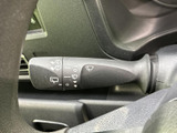 ワンタッチでワイパー作動やウォッシャー噴射が可能。悪天候時の視界確保をサポートし、安全な走行を支援します。
