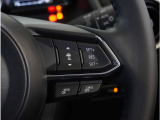 【マツダ・レーダー・クルーズ・コントロール】センサーが前方車を検知し、運転者がアクセルペダルやブレーキペダルを踏まなくても、設定した速度での走行や、前方車との車間距離を一定に保つ追従走行ができます。