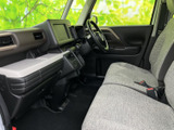 シンプルで操作しやすい内装。必要な機能が手の届く場所にあるので、運転中でも安全に操作できます。