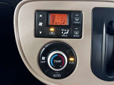 エアコンはオートエアコン付きになります。お好みの温度設定にすれば車内の温度を検知し自動で調整してくれます。暑い日は寒い日は特にオススメです♪
