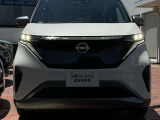 白い光で明るいLEDヘッドライト。フォグランプも装備して安全運転をサポート。トンネルなどで便利なオートライト、対向車や先行車・周囲の明るさでハイ/ローを自動で切替えるハイビームアシストも付いています