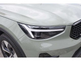 ひときわ印象的なT字型のLEDヘッドライトは、新世代のボルボを象徴するユニークなアイコンとなっています。LEDデイタイム・ランニング・ライトやポジションライト、ウインカーの役割も果たします。
