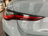 横長にテールライトをデザインすることにより、車両の幅が広く錯覚し、ワイドボディーでスポーティーな印象を与えます。