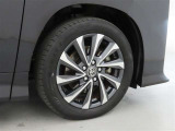 装着タイヤサイズは、205/55R17です。純正アルミホイールを装着しております。