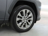 装着タイヤサイズは、235/55R19です。純正アルミホイールを装着しております。