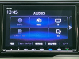 お好みの音楽やラジオで、ドライブの時間を彩り豊かに演出。Apple CarPlayにも対応し、スマートフォン連携も可能です。