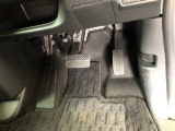 【運転席】アクセル、ブレーキはこのようになっております。