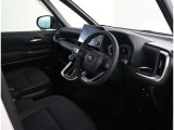 シックな色使いの運転席周りですね。すっきりとしたデザインで上品な色使いです。居心地の良い運転席長く座ってられるリラックスできるデザインがいいですね。