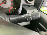 直感的な操作でウインカーを作動可能。スムーズな車線変更や右左折をサポートし、安全な運転を後押しします。