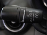 【オートワイパー機能】レバーをAUTOの位置にしているとき、レインセンサーが雨を感知すると、雨量に応じて、ワイパーが自動で作動します。