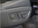 【パワーシート】電動で座面を前後上下に動かすことができます。簡単に運転しても疲れにくい姿勢に調整できます。