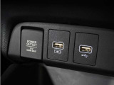 ◆USBチャージャー、12Vの電源ソケット◆使いやすい場所に装備されています。