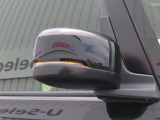 【LEDドアミラーウインカー】ドアミラーにウィンカーが付いているので、周りの車がウインカーやハザードに気付きやすくなります。右左折時や車線変更時の事故を防ぎ、安全に走行できます。
