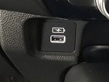 充電用USBジャックも装備!iPhoneはもちろん少しアンペアが高めのiPadも充電することが出来ます(運転しながら充電できます)