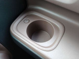 運転席側のドリンクホルダーは安定感のある埋め込み式となっています。