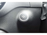 車両を始動するには、リモートコントロールキーが車内にある状態で、ステアリングホイールの横にあるスタートボタンを使用します。