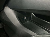 【HDMI接続端子】スマホやメディア端末をつなぐことで、車内のディスプレイで高画質な動画・音楽・ゲームを直接楽しめます。車内がまるで自分専用のプライベートシアターやエンタメ空間に早変わりします。