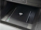 ◆ワイヤレス充電器◆ワイヤレス充電規格Qiに適合した機器を充電エリアに置くことで使用できます。