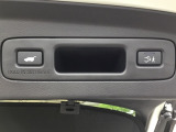 ハンズフリー機能付きパワーテールゲートで、重い荷物を持っていても足をかざすだけで開閉可能。予約クローズ機能により、離れると自動で閉まるため、積み込み後もスムーズに移動できます。