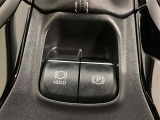 停車時にブレーキを踏むとそのまま保持してくれるブレーキホールド!シフトをPポジションに入れると自動で作動しブレーキを踏みながらDポジションに入れると解除されるオート機能付き。