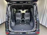 3列目シートは跳ね上げ式で折りたたみ可能です。キャンプ用品など大きな荷物もばっちり収納可能です!
