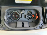 ◆充電コネクターロック◆充電時は、普通充電ポートと充電コネクターのロックが可能です!車内の充電コネクターロックスイッチで、「充電中のみロック」「常時ロック」「常時アンロック」を選択できます!