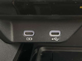 充電用USB端子付き。スマートフォンなどの充電に便利です。