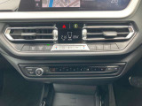 2ゾーンオートエアコン。運転席と助手席で温度調整可能です。