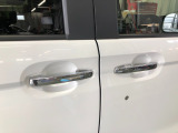 【ドアハンドル】Hondaスマートキーを携帯し、ロックボタン、ドアハンドルを操作することで施錠や解錠ができます。