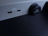 センターコンソールに付いている、12Vパワーソケットと、USBーCポート。