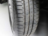 タイヤサイズは「185/65R15」になります。タイヤを少し前に交換されているので、溝も充分に残っていますよ。