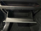 【グローブボックス】十分な収納スペースです。小物入れに最適♪