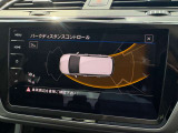 障害物との距離をセンサーで検知するパークディスタンスコントロール。音とディスプレイ表示で駐車時の安心感を高めます。
