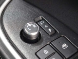 ドアの施錠・解錠に連動してドアミラーが自動で格納・復帰するオート格納機能を搭載しています。