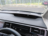 【運転席アッパーボックス】パッと取り出しやすい位置にあるボックスなので、お財布などの小物から本などの小冊子、駐車券など、よく使うものの収納に便利です。