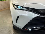 【LEDヘッドライト】悪天候や夜間走行時も良好な視界を確保し安心して運転できる高輝度LEDヘッドライトを装備!点灯速度が早く、消費電力も抑えられています。