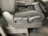 【前席】運転席にはシート高を調整できるハイトアジャスターが装備され、幅広いシートポジションの設定が可能になっております♪