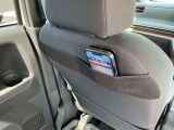 スマホなど小物の収納に便利なポケット