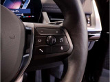 【ハンドル】ドライバーとBMW車の一体感がダイレクトに伝わるステアリングホイール。形状・太さへの拘りに加えて、操作性を高める為にスイッチ類も配置。クイックかつ安定のドライビングを体感下さい!