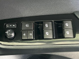 【電動格納ミラー】サイドミラーは電動格納式となっており、狭い駐車場でもキズがつくリスクを抑えられます。