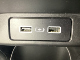 リアダクトの下には充電可能なUSB端子が2個ついています。移動中に充電もできるので便利です。