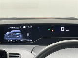 【メーターまわり】ドライバーから見やすい位置にあって安全運転に寄与します。マルチインフォメーションディスプレイでは、クルマに関する情報の確認はもちろん、各種安全機能・装備のON/OFFも設定可能。