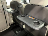 【格納式シートバックテーブル(運転席/助手席)】 物が落ちにくいふち高テーブルはタブレットが立てかけられます。